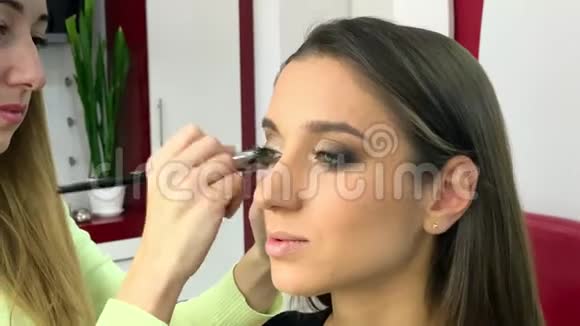 化妆化妆室的女人化妆视频的预览图