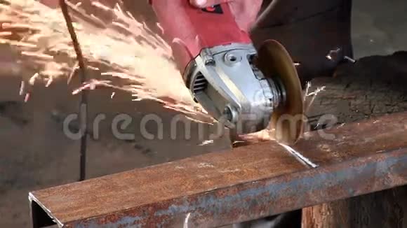 人切割生锈的金属横梁使用圆形涡轮角磨机慢速运动特写有声音视频的预览图