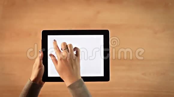 数字平板电脑上的女性手绘色度键视频的预览图