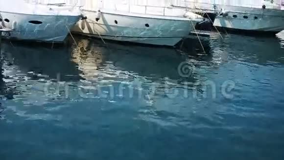 白色的小游艇漂浮在海面上视频的预览图