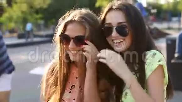 两个漂亮的时髦女孩在户外笑视频的预览图