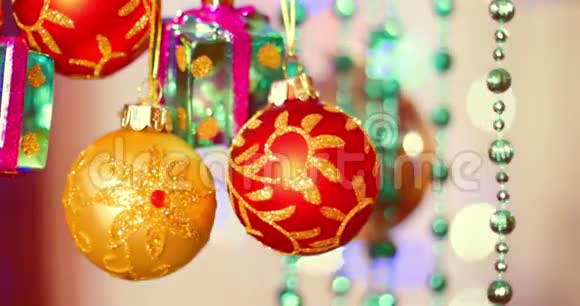 圣诞树上有圣诞灯的装饰物用球蝴蝶结星号和视频的预览图