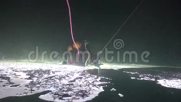 独家魔术潜水员在双底水下在白海冰视频的预览图