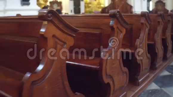 天主教堂的旧木凳4Ksteatam视频视频的预览图