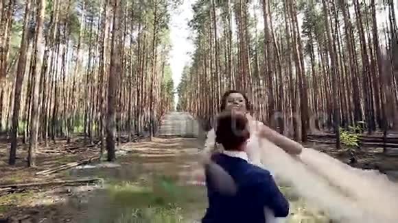 浪漫的情侣在慢动作中跳舞视频的预览图