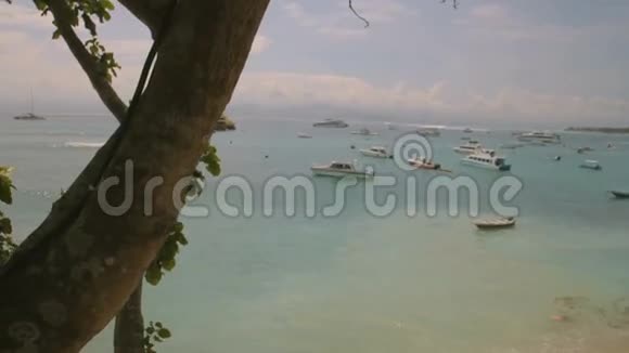 许多船只停泊在巴厘岛海岸附近视频的预览图