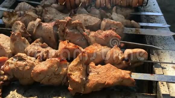 烤架上的肉或烤串的烹饪过程视频的预览图