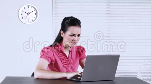 有笔记本电脑的女商人在办公室里视频的预览图
