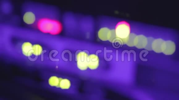 DJ音响设备夜总会的音乐混合控制台的离焦按钮视频的预览图