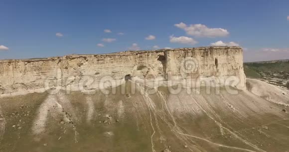 空中摄影自然景观与观看白岩山在克里米亚视频的预览图