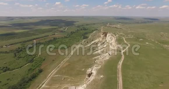 空中摄影自然景观与观看白岩山在克里米亚视频的预览图