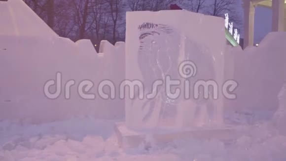 冬城冻猛犸的冰雕用雪做的猛犸或大象的雕塑俄罗斯的冰雕视频的预览图
