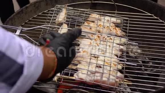 烤鸡胸脯鸡排在烤架上煮视频的预览图
