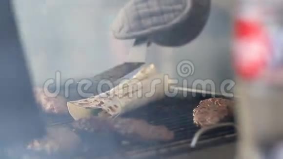 烹饪土耳其kyufta烤视频的预览图