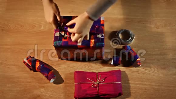 顶景女手包装礼品盒视频的预览图