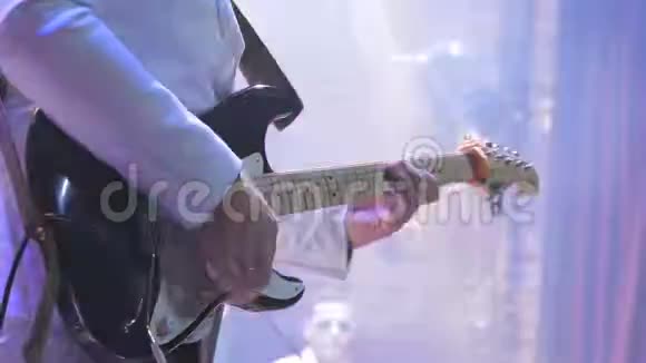 无法辨认的吉他手在音乐会上弹吉他视频的预览图
