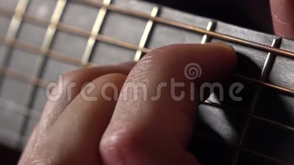 男性手和弦在微动板上音乐表演4K宏观视频视频的预览图