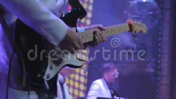 无法辨认的吉他手演奏电子吉他音乐会视频的预览图