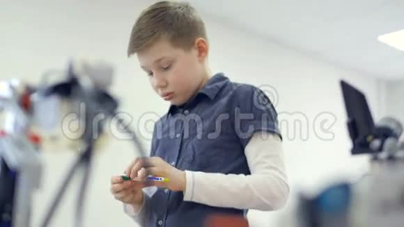 年轻的工程师男孩在玩建筑玩具视频的预览图