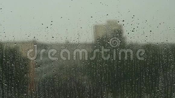 在城市多云的天气窗户上有雨滴视频的预览图