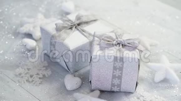 带有雪花和星星的银色礼物的闪亮圣诞餐桌装饰视频的预览图