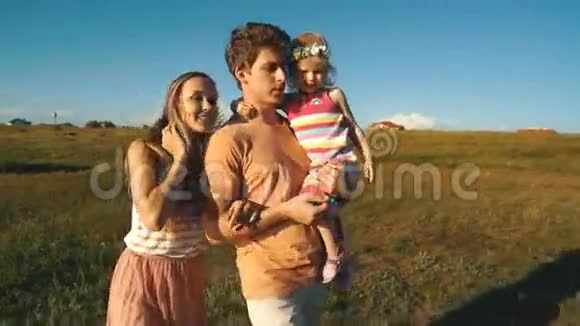 幸福的一家人和女儿一起在海滩散步视频的预览图