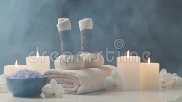 东方按摩治疗组成毛巾蜡烛花石头和草药球水疗程序冥想视频的预览图