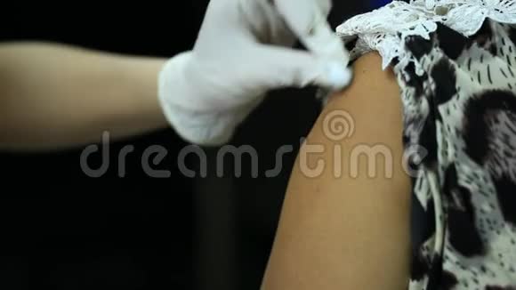 疫苗注射和武器在医院视频的预览图