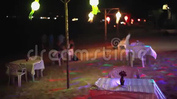 户外餐厅桌上的蜡烛热带海滩结婚纪念日或蜜月的浪漫环境视频的预览图