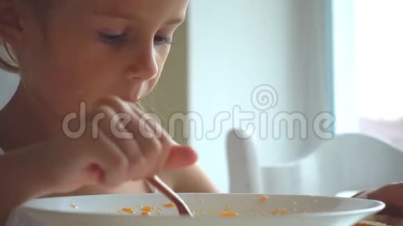 一个白人孩子正在吃蔬菜汤4K视频视频的预览图
