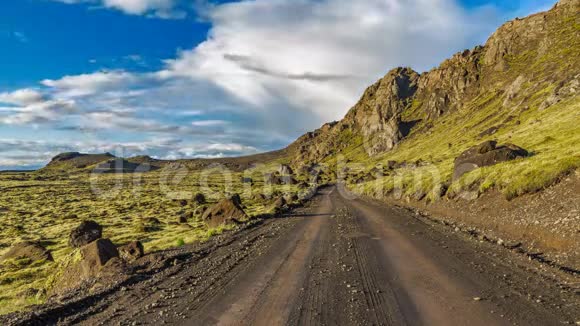 冰岛覆盖着苔藓的熔岩田和跟踪时间的流逝视频的预览图