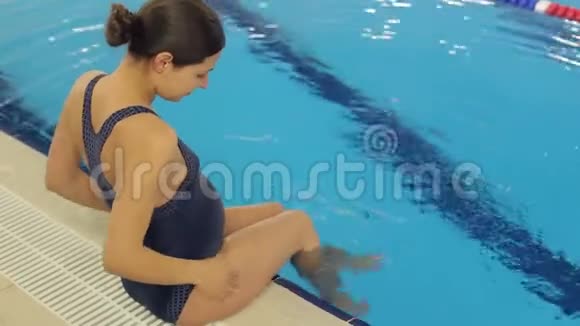 游泳池附近的年轻孕妇视频的预览图