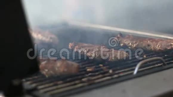 烹饪土耳其kyufta烤视频的预览图