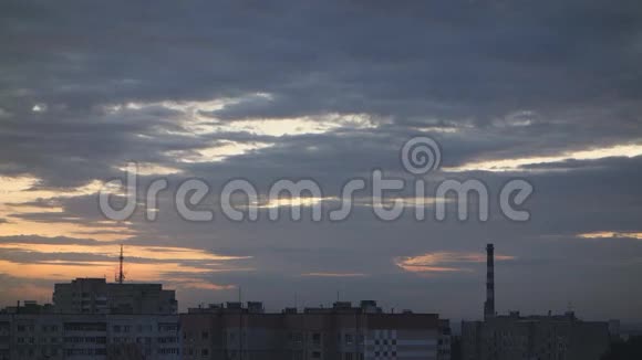 云彩中的城市上空太阳升起视频的预览图