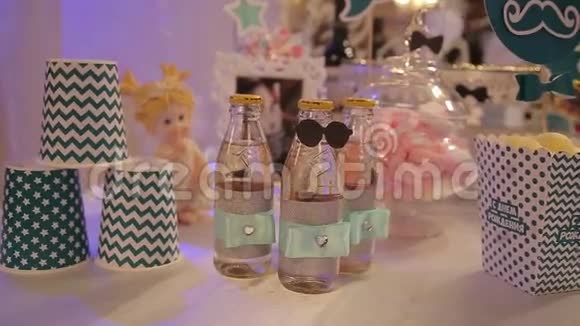 桌子上有不同的果汁瓶宴会上客人的瓶装饮料带饮料的玻璃瓶瓶装酒视频的预览图