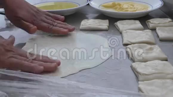 厨师做折叠煎饼视频的预览图