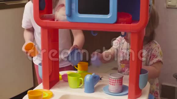 两个姐妹在玩具厨房玩视频的预览图
