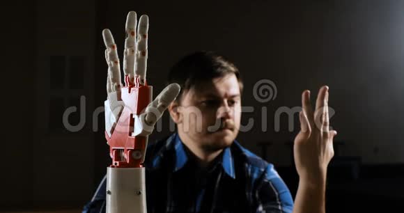 人类为机械塑料手臂创造运动控制机器人手臂机器人手臂运动3D制作的未来派视频的预览图