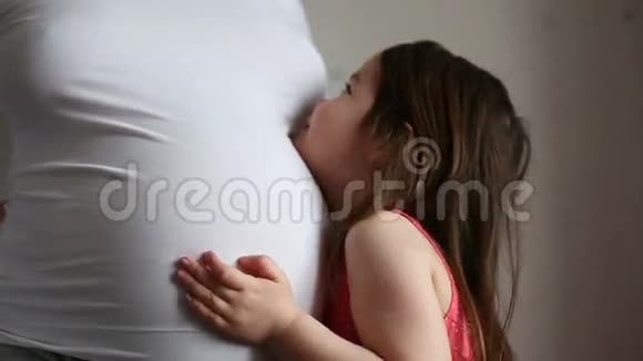 带着怀孕妈妈的小女孩视频的预览图