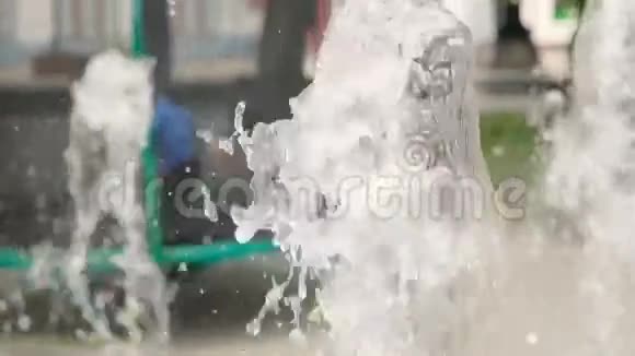 分散注意力的儿童玩泼水喷泉的前景视频的预览图