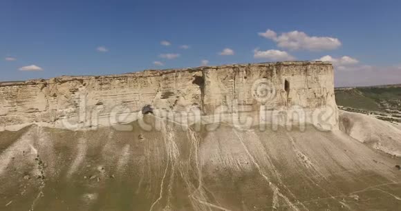 空中摄影自然景观与观看白岩山在克里米亚视频的预览图