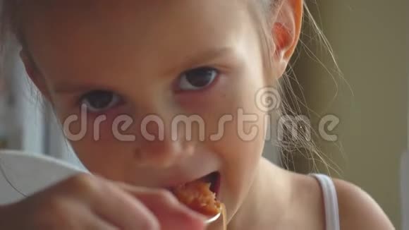 一个白人孩子正在吃蔬菜汤4K视频视频的预览图