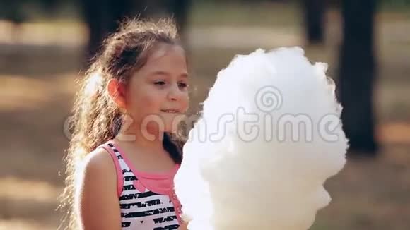 孩子们吃棉花糖男孩和女孩在公园里吃棉花糖公园里吃棉花糖的男孩视频的预览图