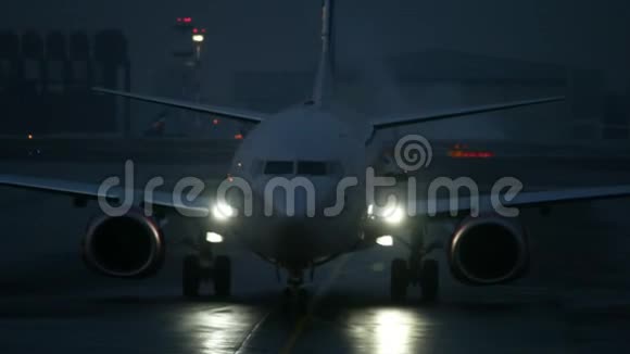 黄昏时分机场的现代喷气式飞机视频的预览图