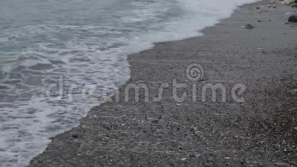 海岸背景上强烈的波浪视频的预览图