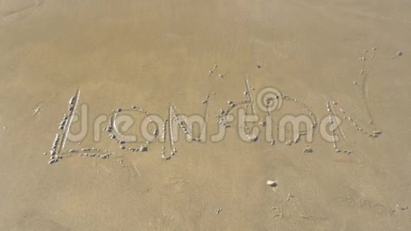 海浪洗涤伦敦写在沙滩上视频的预览图