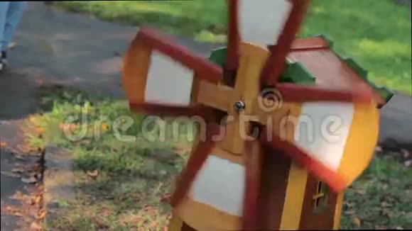 草地上的小风车模型视频的预览图