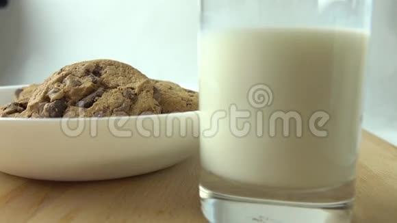 早餐吃巧克力饼干和一杯牛奶4K型特写镜头视频的预览图