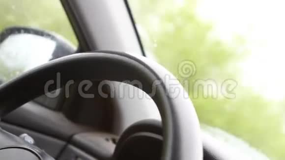 手纺车司机坐在车里视频的预览图