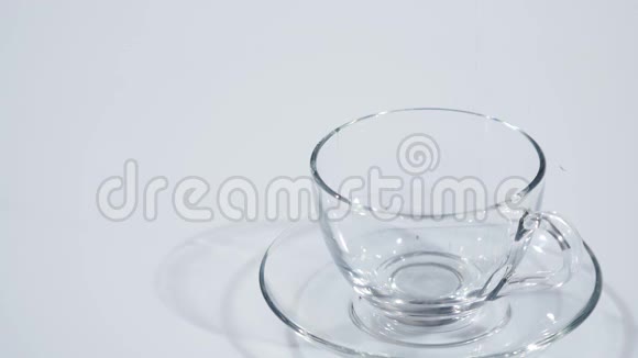 茶叶落在玻璃透明的杯子里慢动作视频的预览图